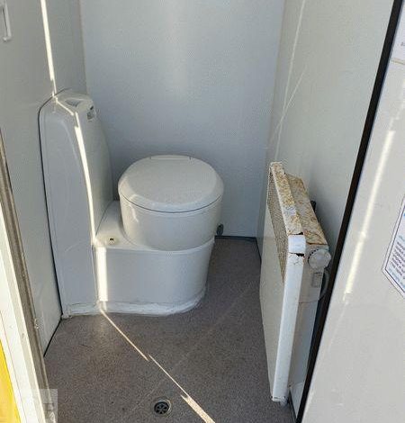 CNSE ABRIS DE CHANTIER TRACTABLE 9M2 ISOLE VESTIAIRE / REFECTOITE AVEC WC CHIMIQUE BLANC EC-484-GM