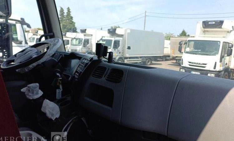 RENAULT D14 AVEC GROUPE FROID CARRIER- EN DESIGNATION(84)  EG-235-WT