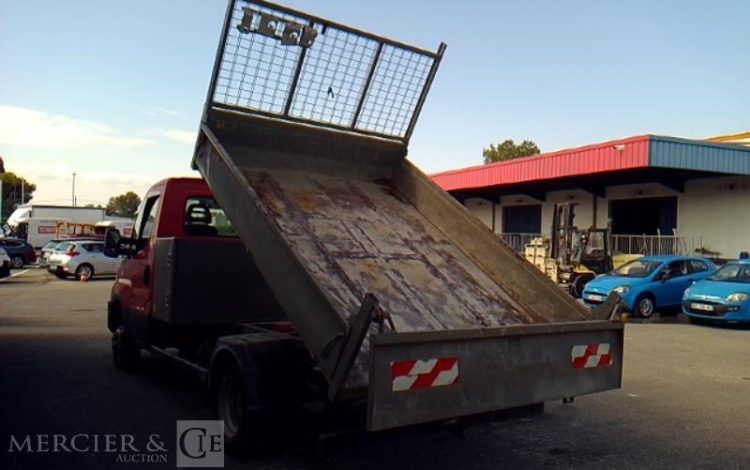 IVECO 35-130 BENNE SIMPLE CABINE COFFRE ROUGE EG-243-HA