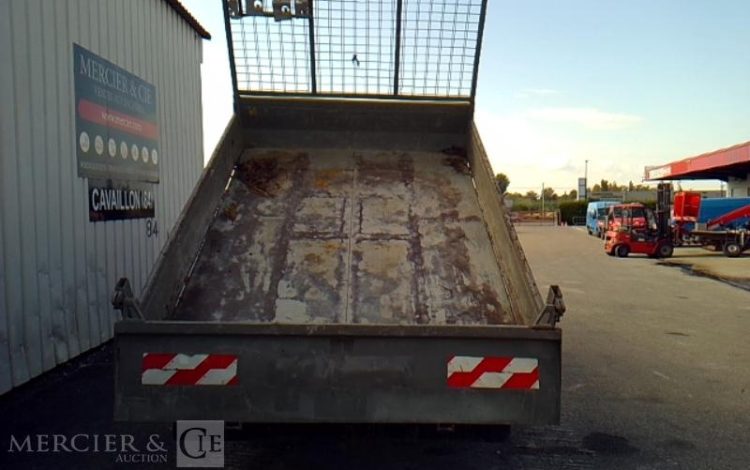 IVECO 35-130 BENNE SIMPLE CABINE COFFRE ROUGE EG-243-HA