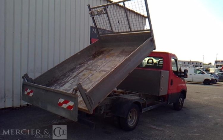 IVECO 35-130 BENNE SIMPLE CABINE COFFRE ROUGE EG-243-HA