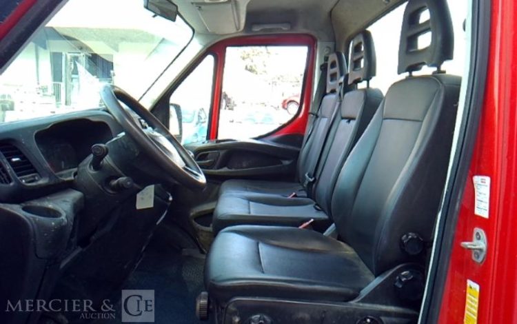 IVECO 35-130 BENNE SIMPLE CABINE COFFRE ROUGE EG-243-HA