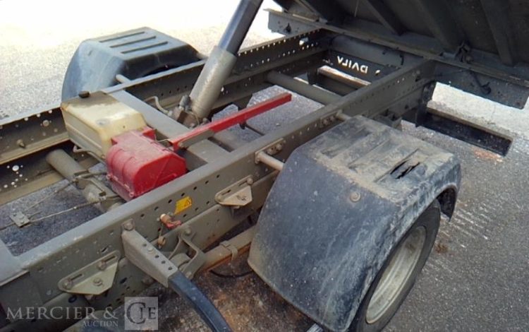 IVECO 35-130 BENNE SIMPLE CABINE COFFRE ROUGE EG-243-HA