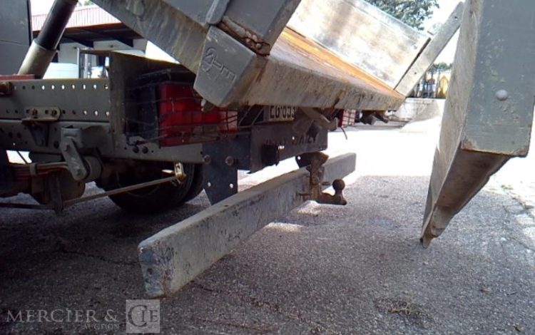 IVECO 35-130 BENNE SIMPLE CABINE COFFRE  EG-853-PX