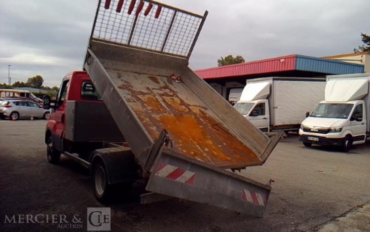 IVECO 35-130 BENNE SIMPLE CABINE COFFRE  EG-853-PX