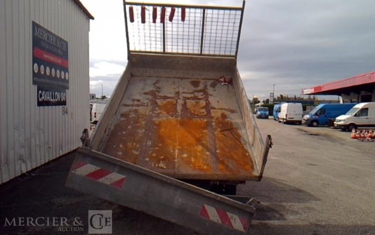 IVECO 35-130 BENNE SIMPLE CABINE COFFRE  EG-853-PX