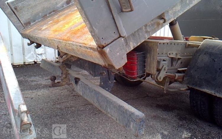 IVECO 35-130 BENNE SIMPLE CABINE COFFRE  EG-853-PX