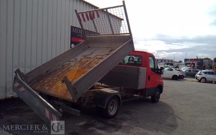 IVECO 35-130 BENNE SIMPLE CABINE COFFRE  EG-853-PX