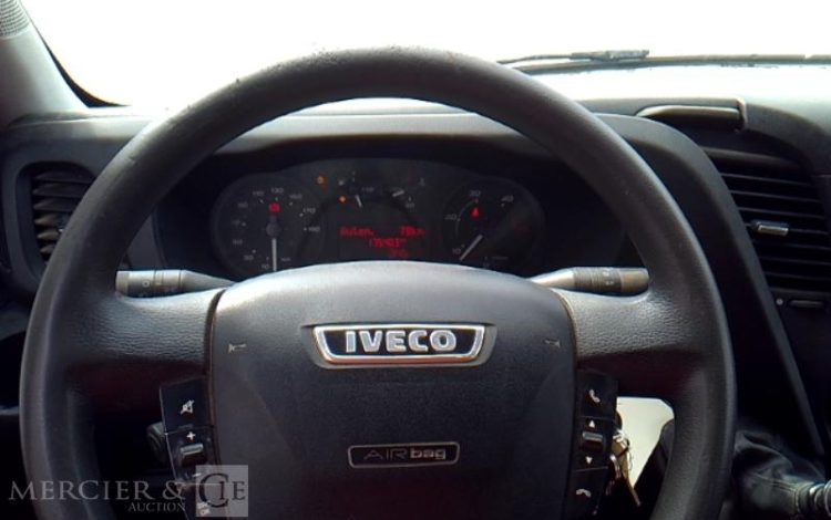 IVECO 35-130 BENNE SIMPLE CABINE COFFRE  EG-853-PX