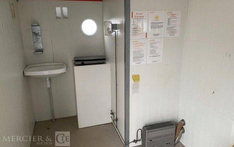 CNSE ABRIS DE CHANTIER TRACTABLE 9M2 ISOLE VESTIAIRE / REFECTOIRE AVEC WC CHIMIQUE BLANC EK-572-TM