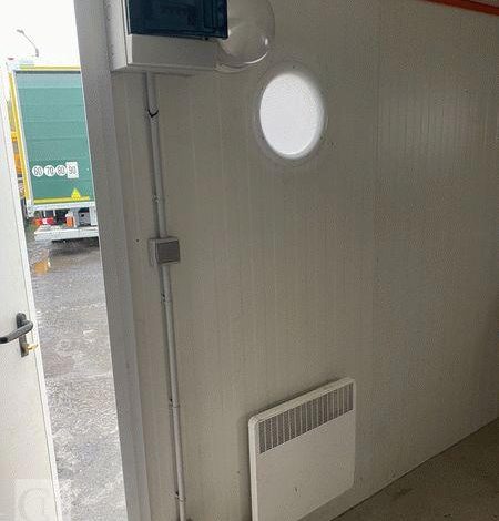 CNSE ABRIS DE CHANTIER TRACTABLE 9M2 ISOLE VESTIAIRE / REFECTOIRE AVEC WC CHIMIQUE BLANC EK-572-TM