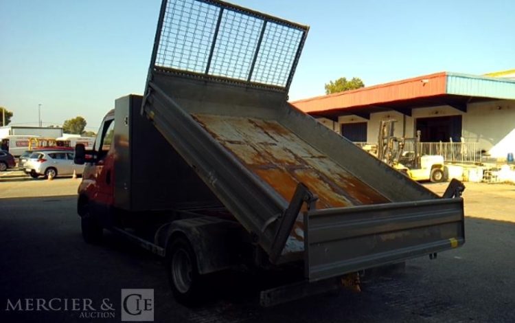IVECO 35-120 BENNE SIMPLE CABINE COFFRE ROUGE EM-048-FN