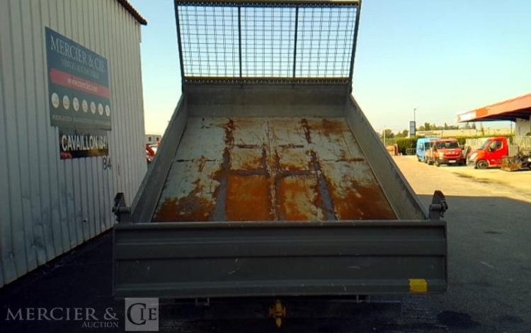 IVECO 35-120 BENNE SIMPLE CABINE COFFRE ROUGE EM-048-FN