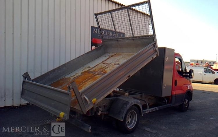 IVECO 35-120 BENNE SIMPLE CABINE COFFRE ROUGE EM-048-FN