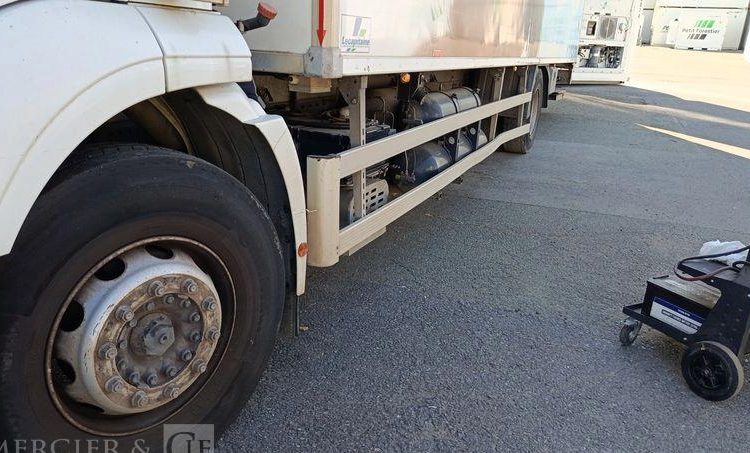 IVECO STRALIS 270 E6 – EN DESIGNATION(93) – PTAC: 19 T- GAZ –  240486 KMS BLANC ET-609-GP