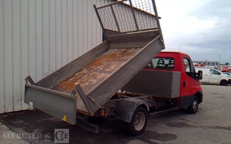 IVECO 35-120 BENNE SIMPLE CABINE COFFRE ROUGE ET-913-LJ