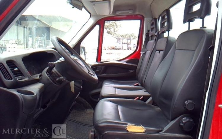 IVECO 35-120 BENNE SIMPLE CABINE COFFRE ROUGE ET-913-LJ