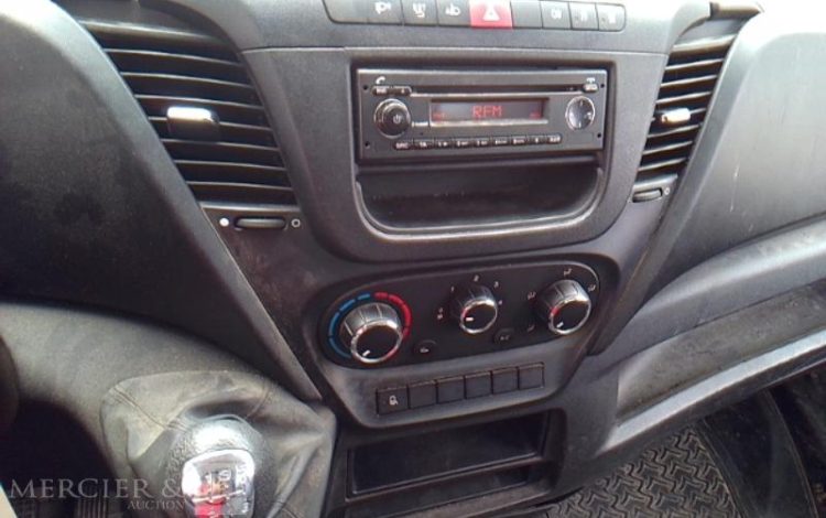 IVECO 35-120 BENNE SIMPLE CABINE COFFRE ROUGE ET-913-LJ