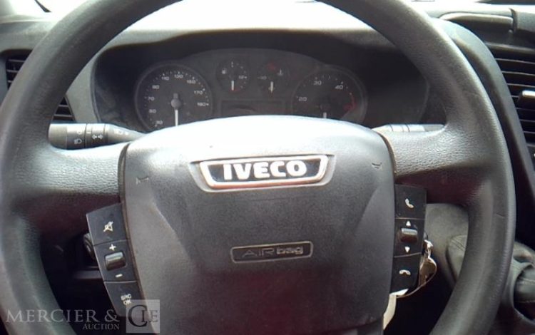 IVECO 35-120 BENNE SIMPLE CABINE COFFRE ROUGE ET-913-LJ
