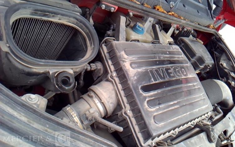 IVECO 35-120 BENNE SIMPLE CABINE COFFRE ROUGE ET-913-LJ