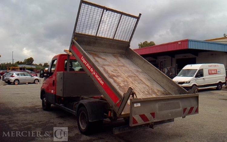IVECO 35-120 BENNE SIMPLE CABINE COFFRE ROUGE EV-302-WV