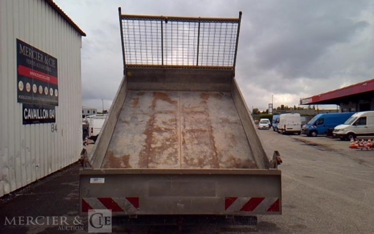 IVECO 35-120 BENNE SIMPLE CABINE COFFRE ROUGE EV-302-WV