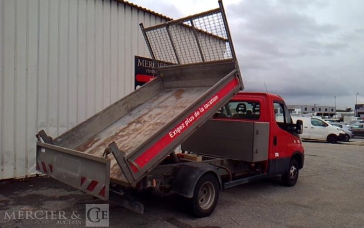 IVECO 35-120 BENNE SIMPLE CABINE COFFRE ROUGE EV-302-WV