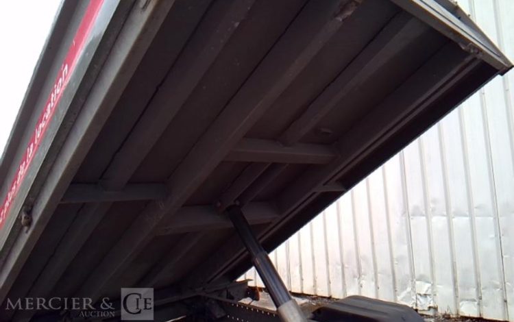IVECO 35-120 BENNE SIMPLE CABINE COFFRE ROUGE EV-302-WV