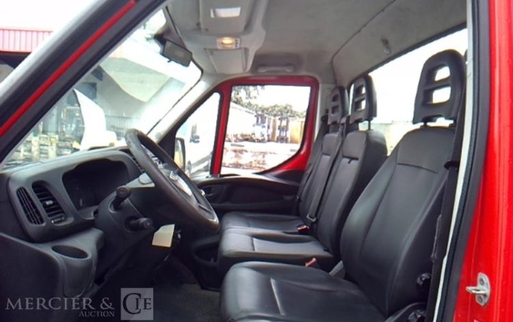 IVECO 35-120 BENNE SIMPLE CABINE COFFRE ROUGE EV-302-WV