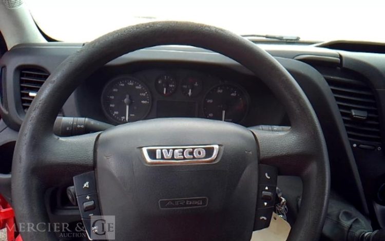 IVECO 35-120 BENNE SIMPLE CABINE COFFRE ROUGE EV-302-WV