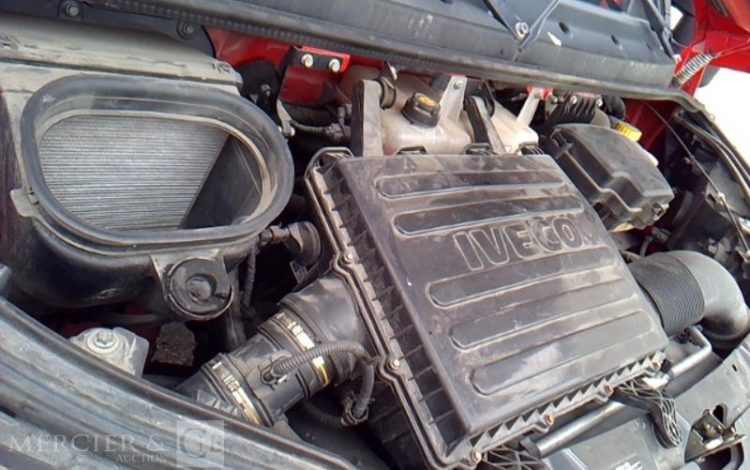IVECO 35-120 BENNE SIMPLE CABINE COFFRE ROUGE EV-302-WV