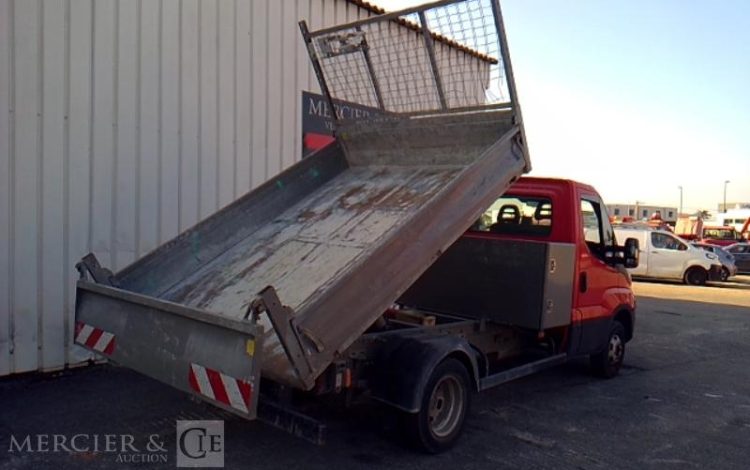 IVECO 35-120 BENNE SIMPLE CABINE COFFRE ROUGE EW-013-BT