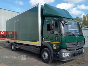 MERCEDES ATEGO 1324 NL 4X2 CAISSE AVEC HAYON – PTAC : 13,5 TONNES – 807 KMS – ANNEE 2026 VERT HJ-842-FF