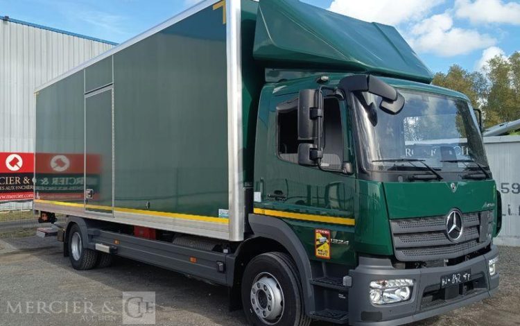 MERCEDES ATEGO 1324 NL 4X2 CAISSE AVEC HAYON – PTAC : 13,5 TONNES – 807 KMS – ANNEE 2026 VERT HJ-842-FF