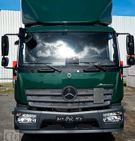 MERCEDES ATEGO 1324 NL 4X2 CAISSE AVEC HAYON – PTAC : 13,5 TONNES – 807 KMS – ANNEE 2026 VERT HJ-842-FF