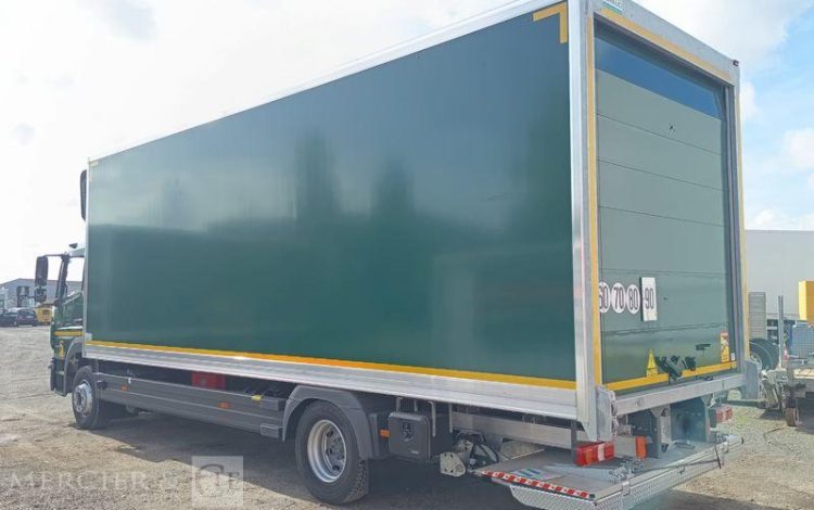 MERCEDES ATEGO 1324 NL 4X2 CAISSE AVEC HAYON – PTAC : 13,5 TONNES – 807 KMS – ANNEE 2026 VERT HJ-842-FF