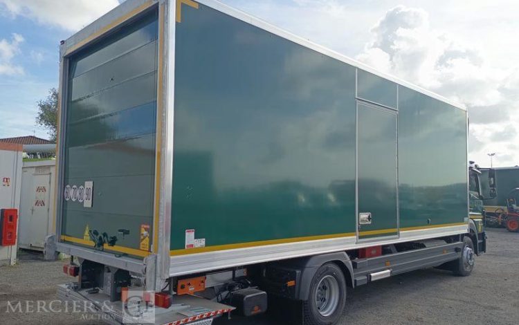 MERCEDES ATEGO 1324 NL 4X2 CAISSE AVEC HAYON – PTAC : 13,5 TONNES – 807 KMS – ANNEE 2026 VERT HJ-842-FF