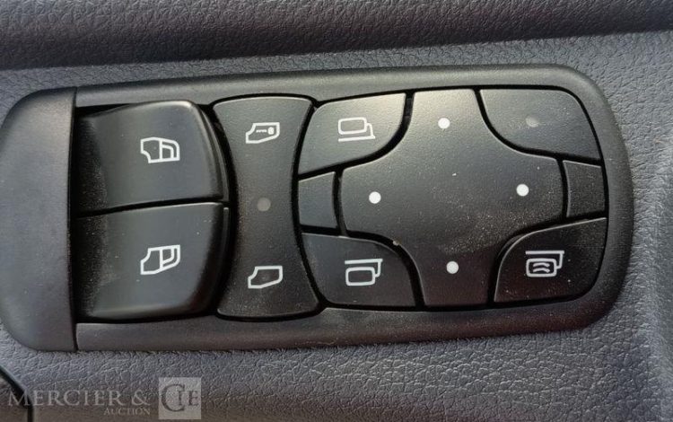 MERCEDES ATEGO 1324 NL 4X2 CAISSE AVEC HAYON – PTAC : 13,5 TONNES – 807 KMS – ANNEE 2026 VERT HJ-842-FF
