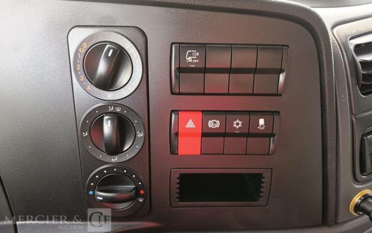 MERCEDES ATEGO 1324 NL 4X2 CAISSE AVEC HAYON – PTAC : 13,5 TONNES – 807 KMS – ANNEE 2026 VERT HJ-842-FF