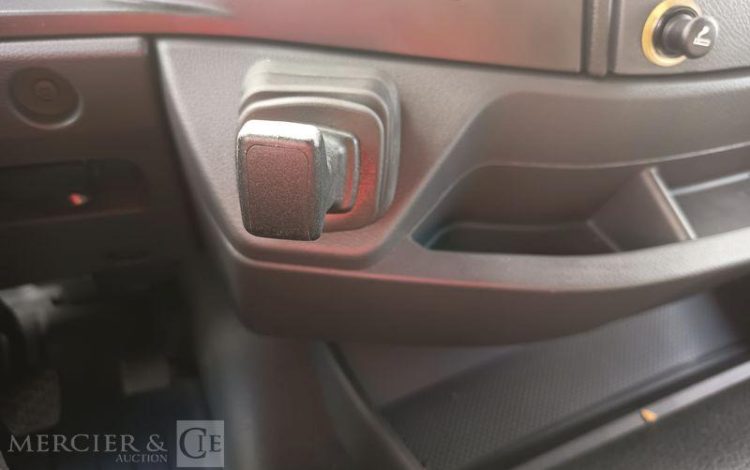 MERCEDES ATEGO 1324 NL 4X2 CAISSE AVEC HAYON – PTAC : 13,5 TONNES – 807 KMS – ANNEE 2026 VERT HJ-842-FF