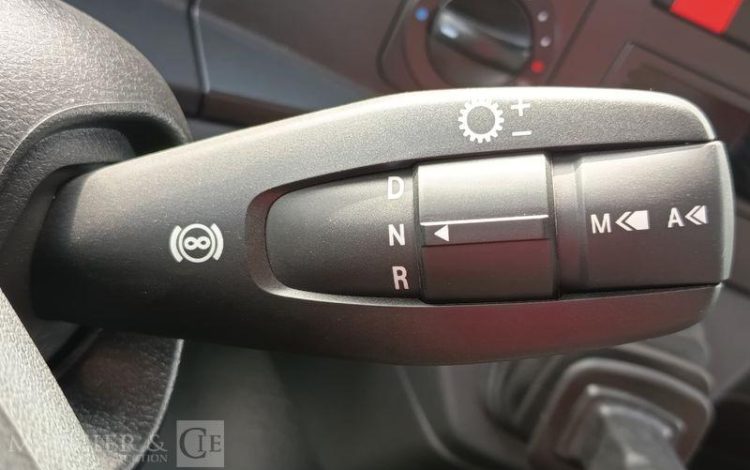 MERCEDES ATEGO 1324 NL 4X2 CAISSE AVEC HAYON – PTAC : 13,5 TONNES – 807 KMS – ANNEE 2026 VERT HJ-842-FF