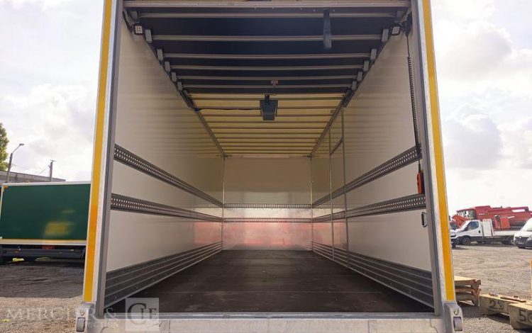 MERCEDES ATEGO 1324 NL 4X2 CAISSE AVEC HAYON – PTAC : 13,5 TONNES – 807 KMS – ANNEE 2026 VERT HJ-842-FF