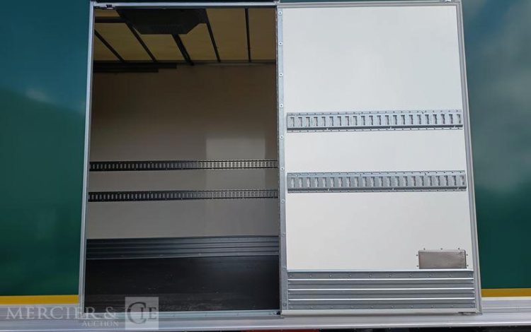 MERCEDES ATEGO 1324 NL 4X2 CAISSE AVEC HAYON – PTAC : 13,5 TONNES – 807 KMS – ANNEE 2026 VERT HJ-842-FF