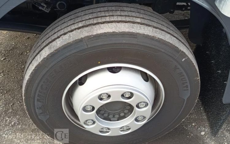 MERCEDES ATEGO 1324 NL 4X2 CAISSE AVEC HAYON – PTAC : 13,5 TONNES – 807 KMS – ANNEE 2026 VERT HJ-842-FF