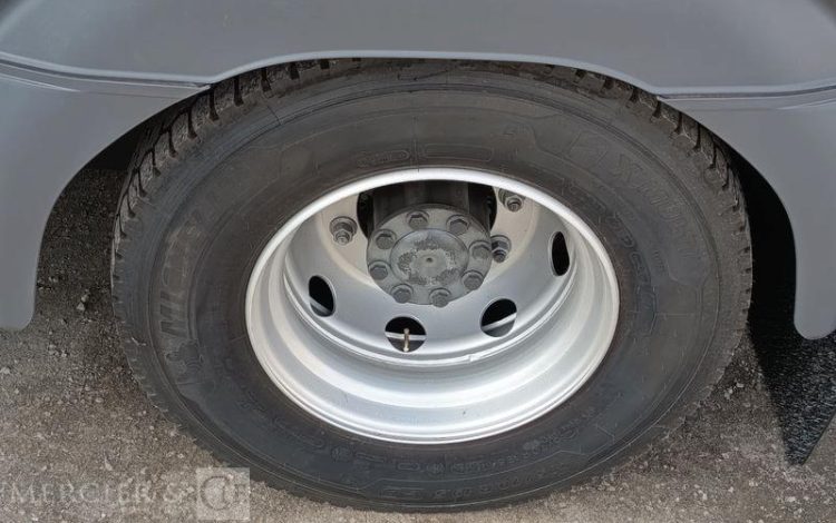 MERCEDES ATEGO 1324 NL 4X2 CAISSE AVEC HAYON – PTAC : 13,5 TONNES – 807 KMS – ANNEE 2026 VERT HJ-842-FF