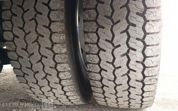 MERCEDES ATEGO 1324 NL 4X2 CAISSE AVEC HAYON – PTAC : 13,5 TONNES – 807 KMS – ANNEE 2026 VERT HJ-842-FF