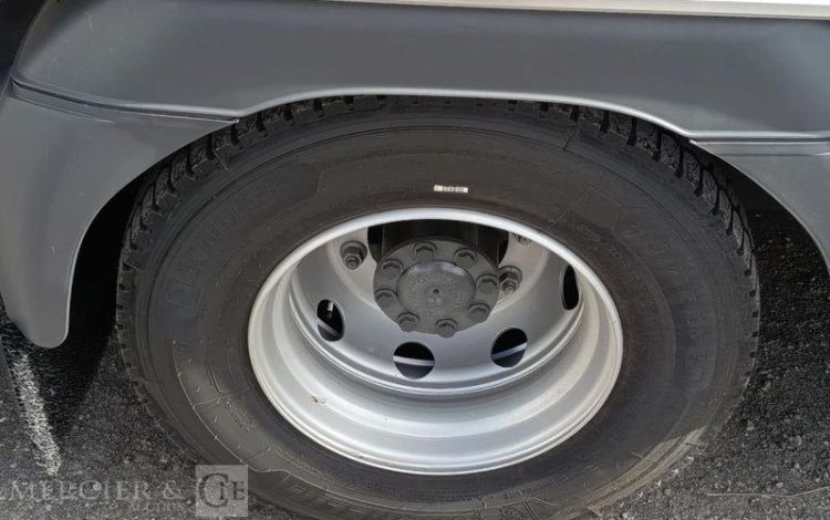 MERCEDES ATEGO 1324 NL 4X2 CAISSE AVEC HAYON – PTAC : 13,5 TONNES – 807 KMS – ANNEE 2026 VERT HJ-842-FF