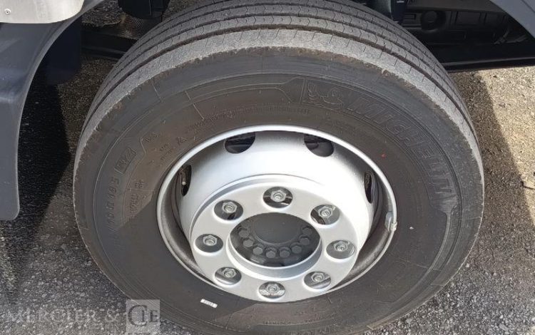 MERCEDES ATEGO 1324 NL 4X2 CAISSE AVEC HAYON – PTAC : 13,5 TONNES – 807 KMS – ANNEE 2026 VERT HJ-842-FF