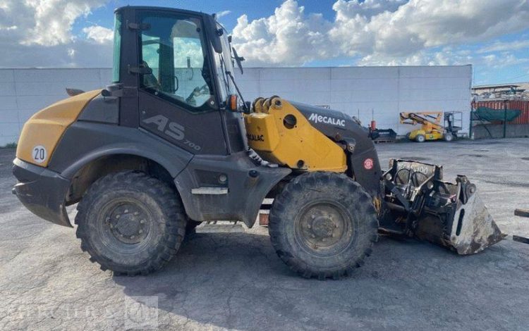 MECALAC CHARGEUSE ARTICULEE AS 700 SUR ROUES – 7,5 TONNES – 2924 HEURES – ANNEE 2020  MECAS700